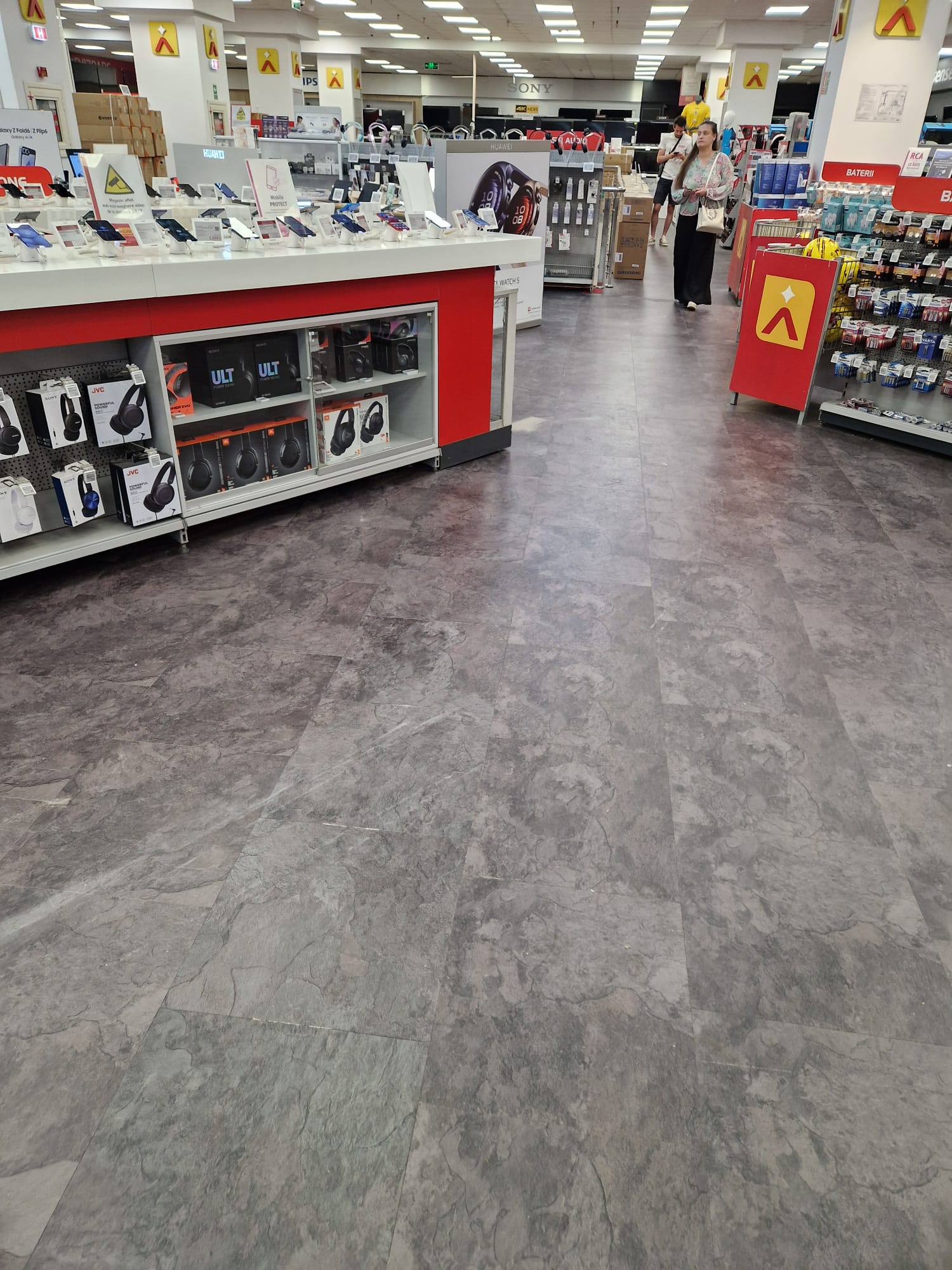 Reamenajare pardoseală LVT  - Imagine 3